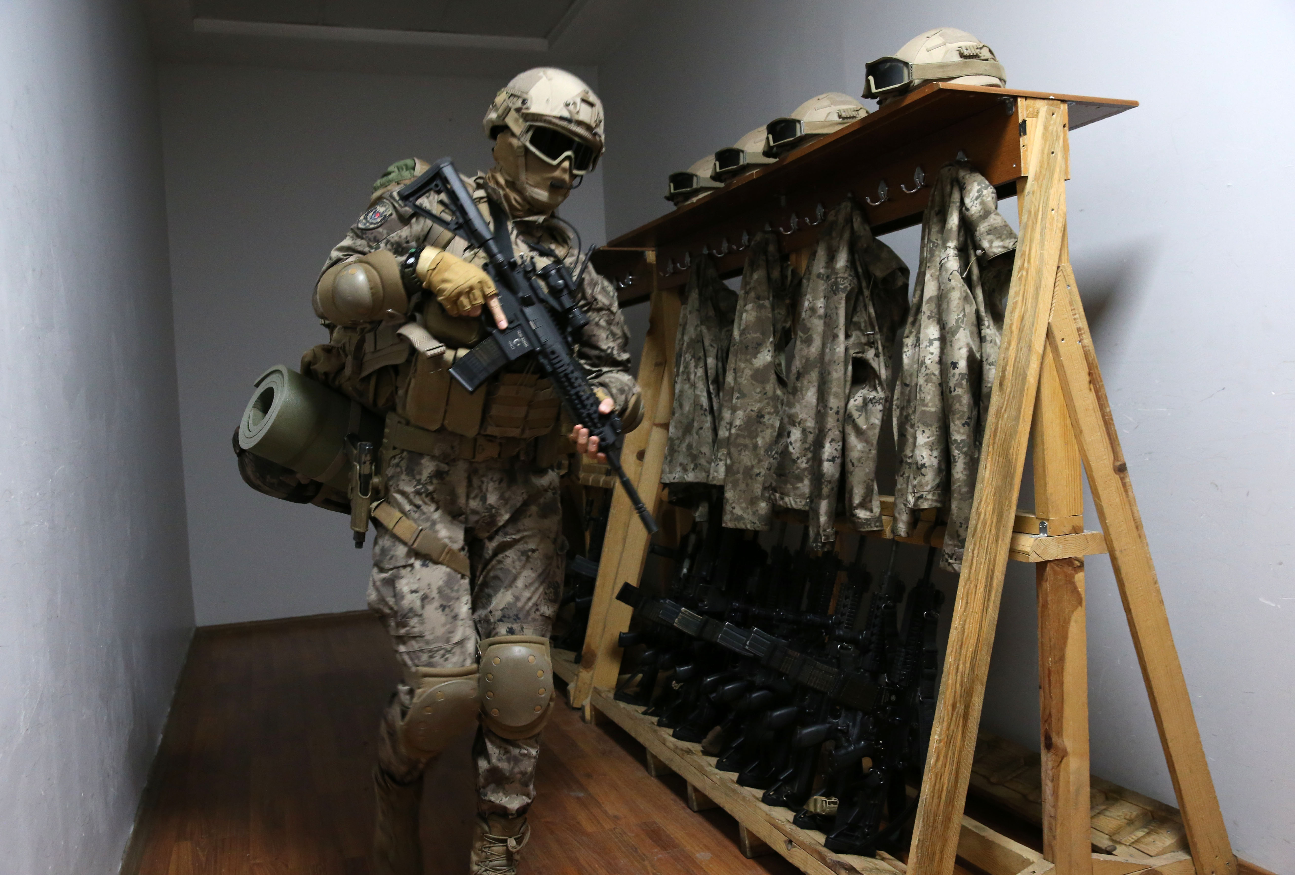 Özel harekat polislerine zorlu operasyonlar için sıkı eğitim!