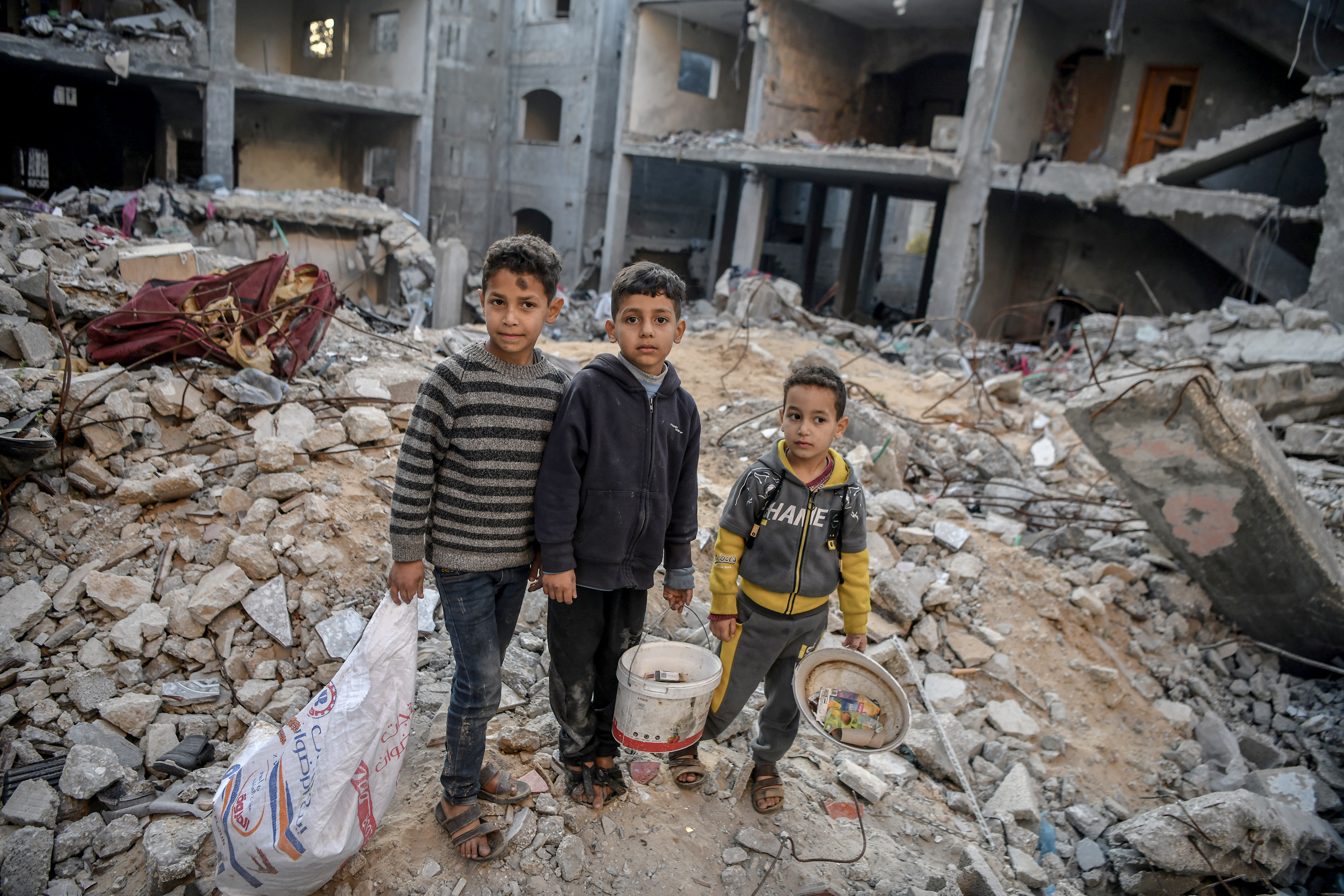 Gazze'de El Braim çocuk kardeşlerin yakacak telaşı