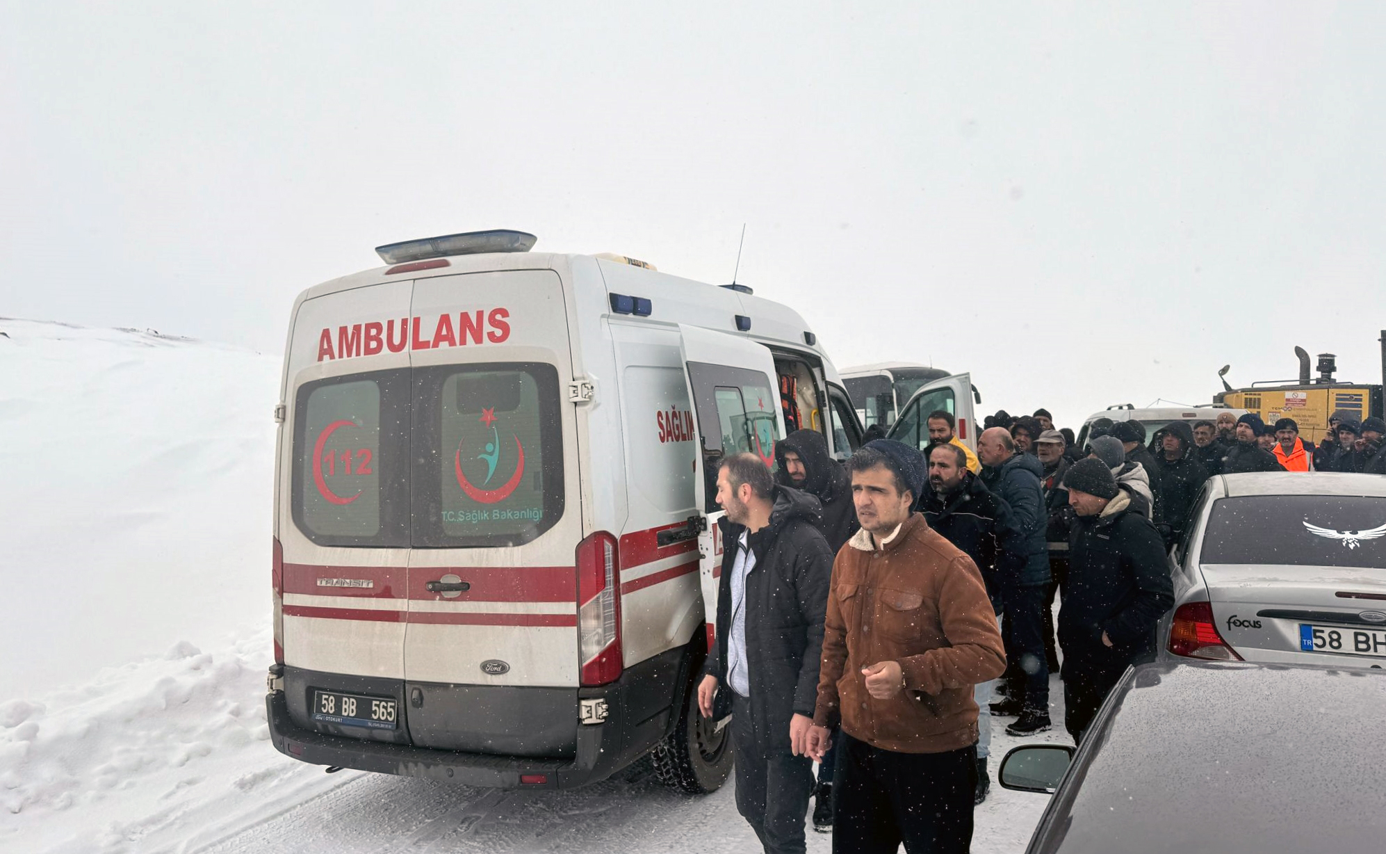 AA-20240126-33536515-33536513-SIVASTA_CENAZEDEN_DONENLERI_TASIYAN_OTOBUS_DEVRILDI_14_KISI_YARALANDI