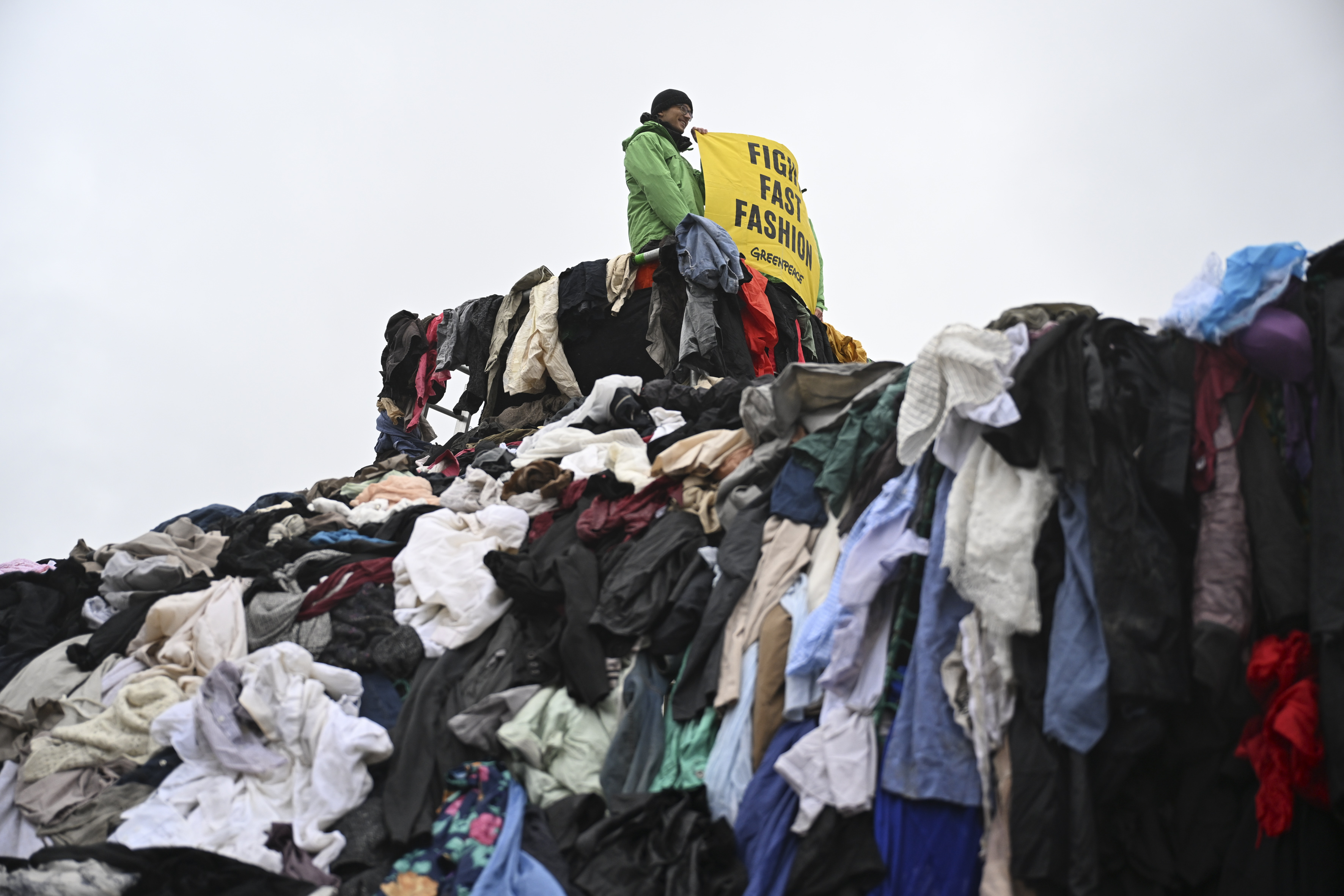 Greenpeace, tekstil atıklarına dikkat çekmek için protesto yaptı