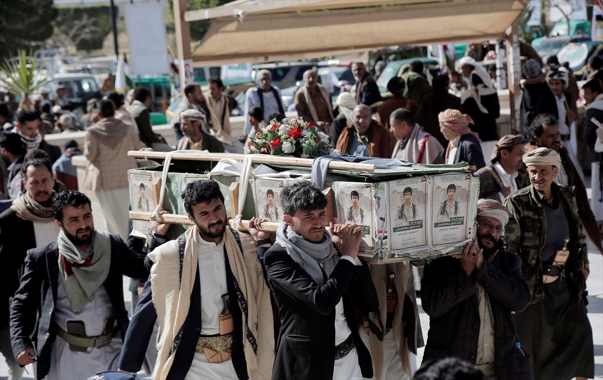 Hava saldırılarında hayatını kaybeden Husilerin cenaze töreni