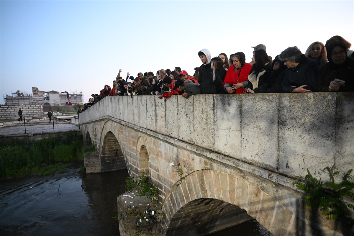 Edirne'de dilekler Tunca Nehri'ne bırakıldı