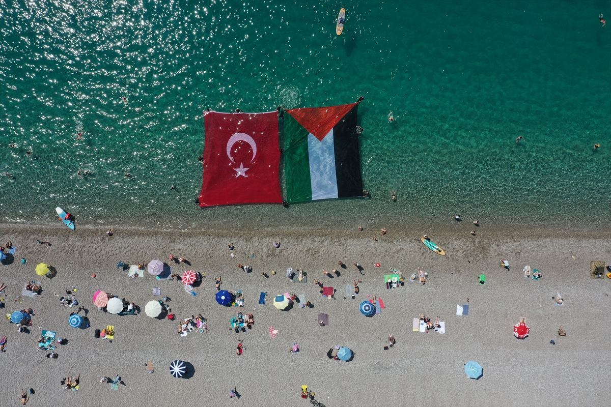 Antalya'da dalgıçlar denizde Filistin ve Türk bayrağı açtı