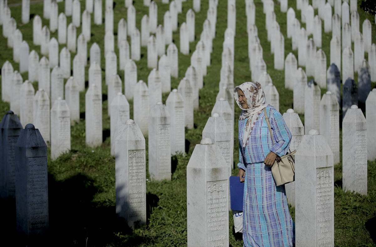 Srebrenitsa Soykırımı'nın 14 kurbanı toprağa veriliyor