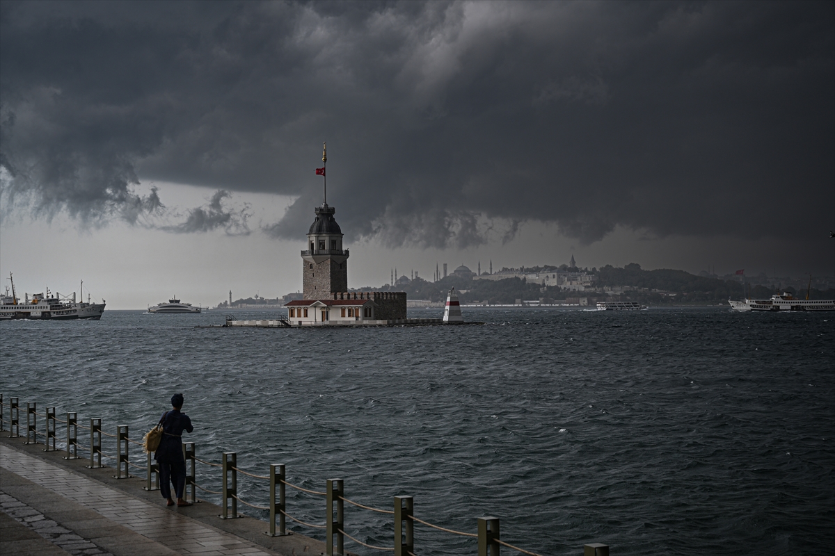 İstanbul'un bazı bölgelerinde sağanak yağış etkili oldu!