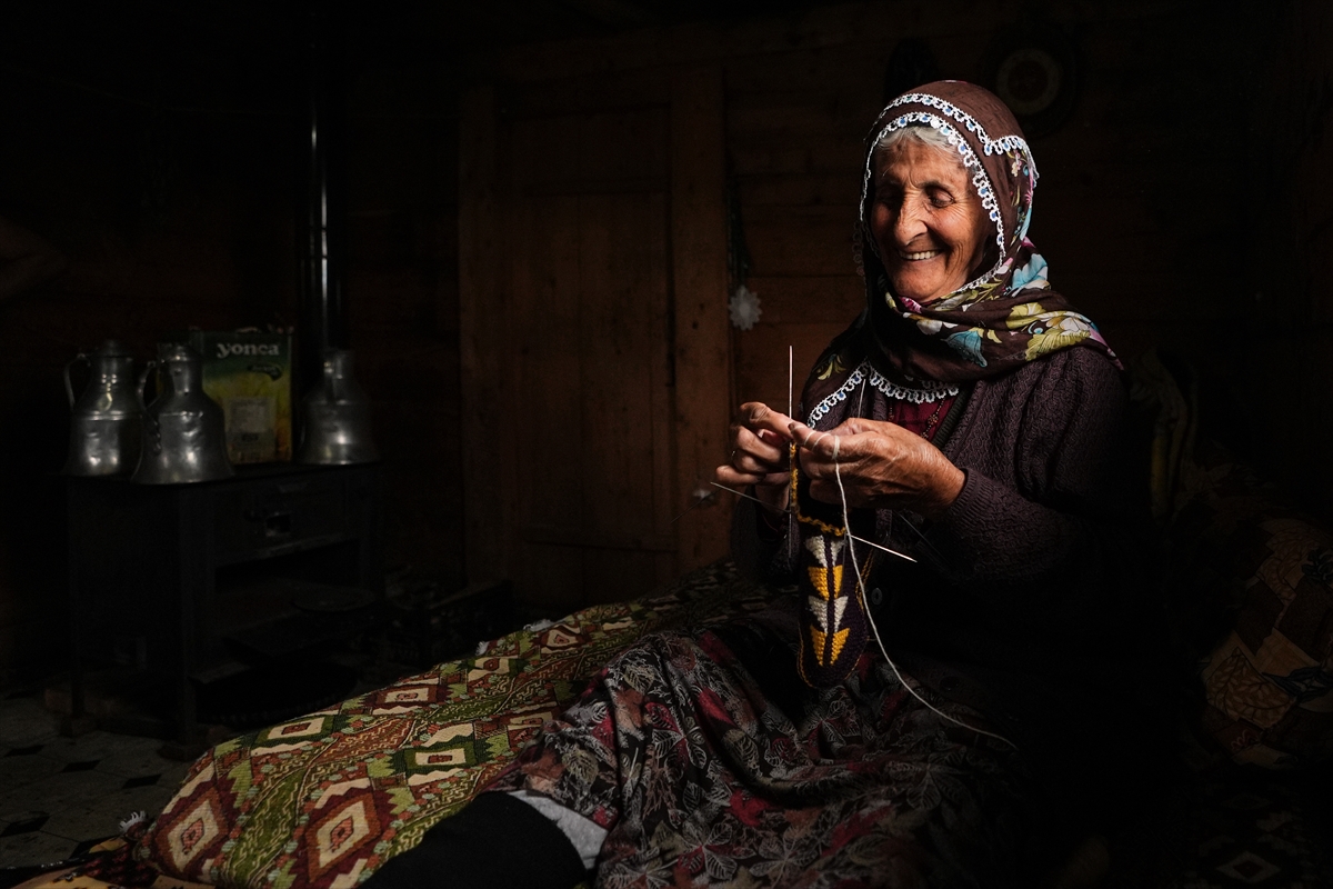 Şavşatlı kadınların patik örme geleneği yıllara meydan okuyor