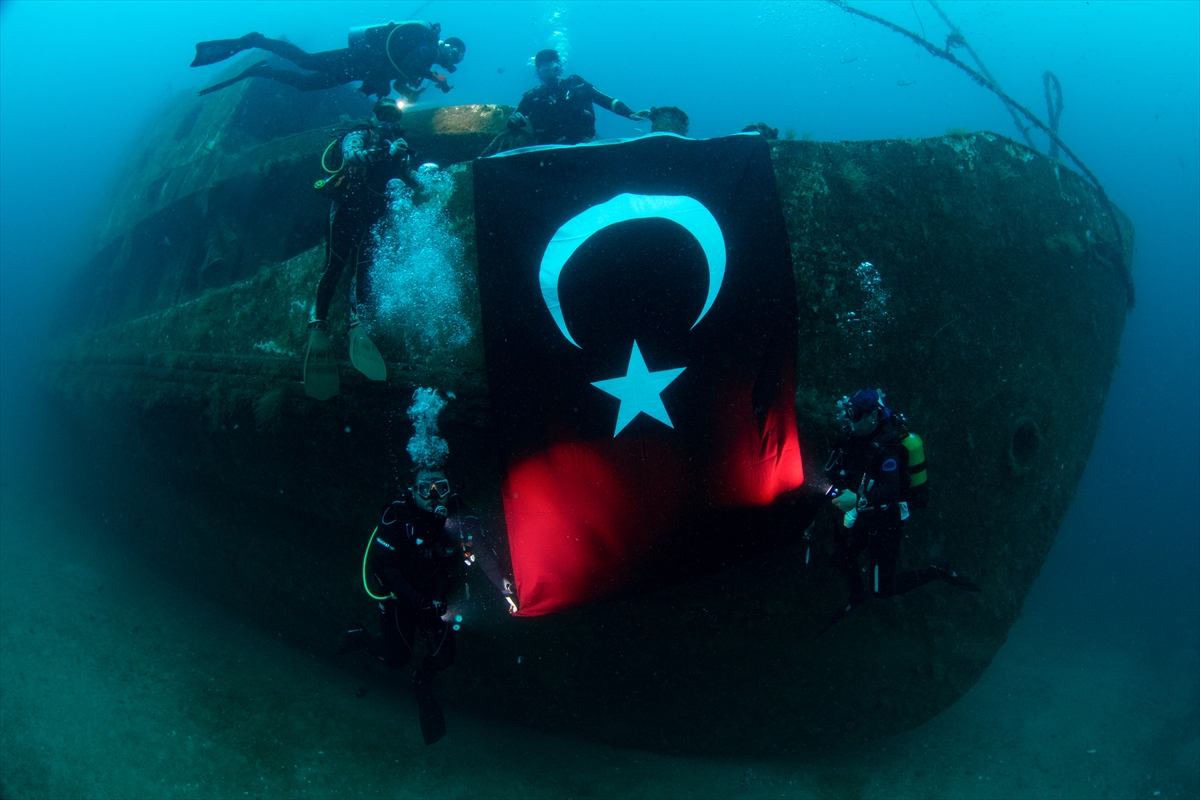 İzmir'de dalgıçlar 9 Eylül batığında Türk Bayrağı açtı