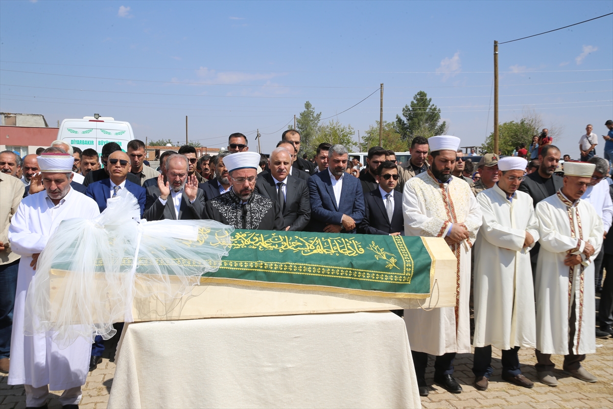 Diyarbakır'da ölü bulunan Narin Güran son yolculuğuna uğurlandı