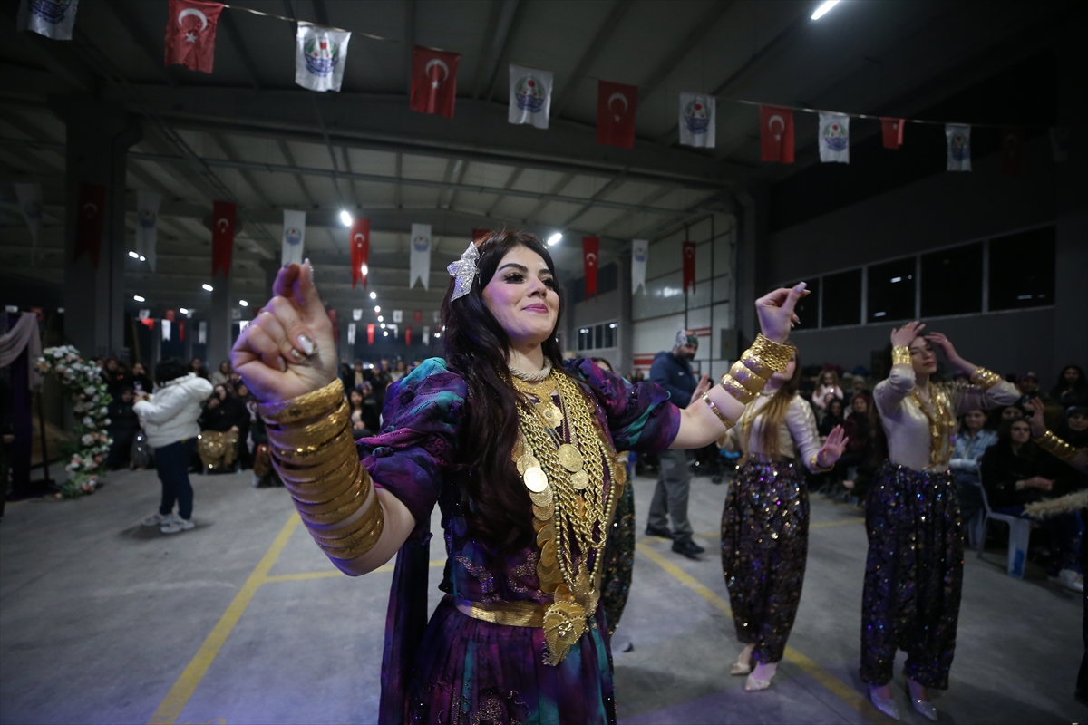 Çanakkaleli anne ile kızı şalvar kültürünü yaşatıyor!