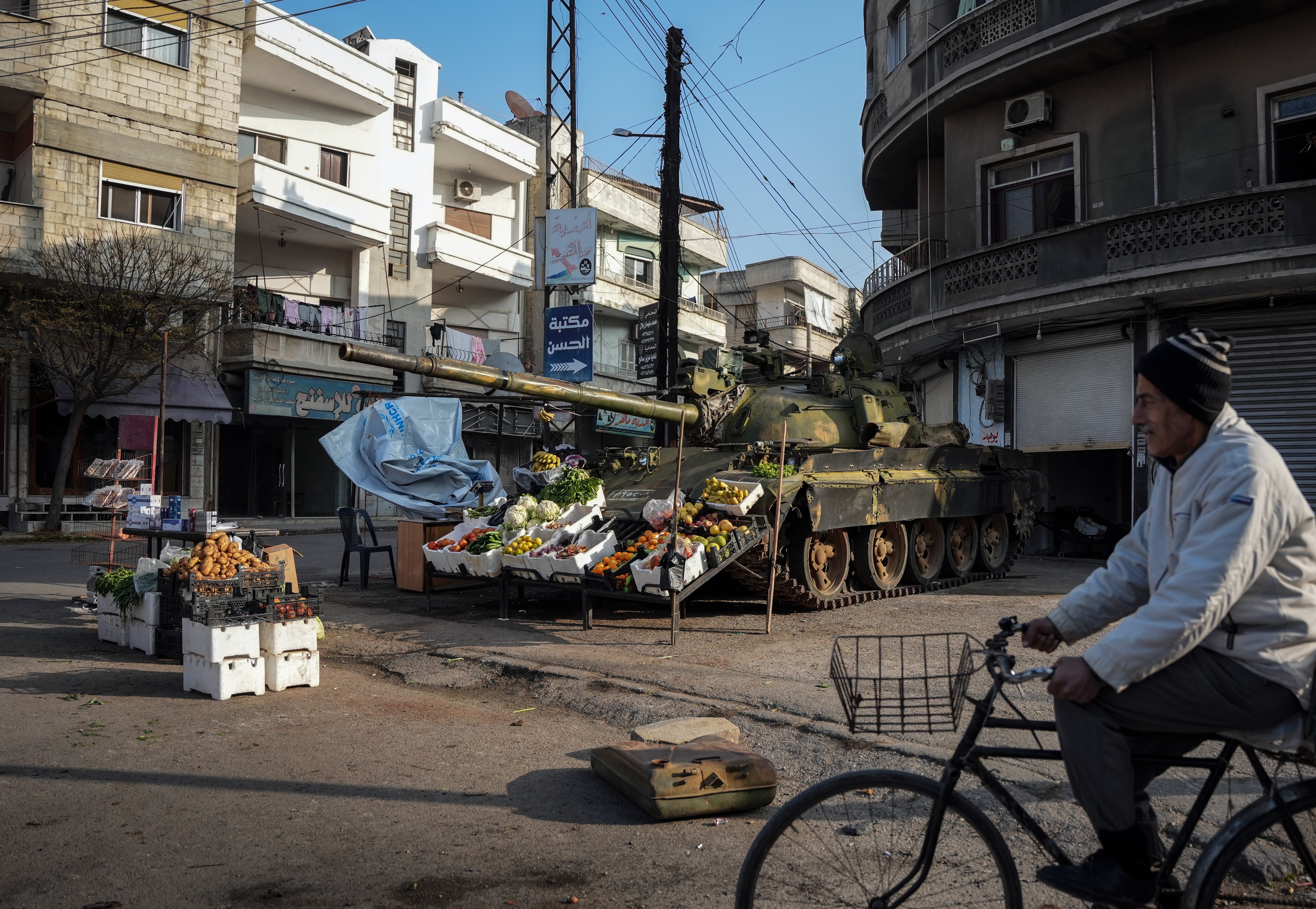 Suriyeli esnaf Esad'ın bomba yağdırdığı tankı manav tezgahına çevirdi