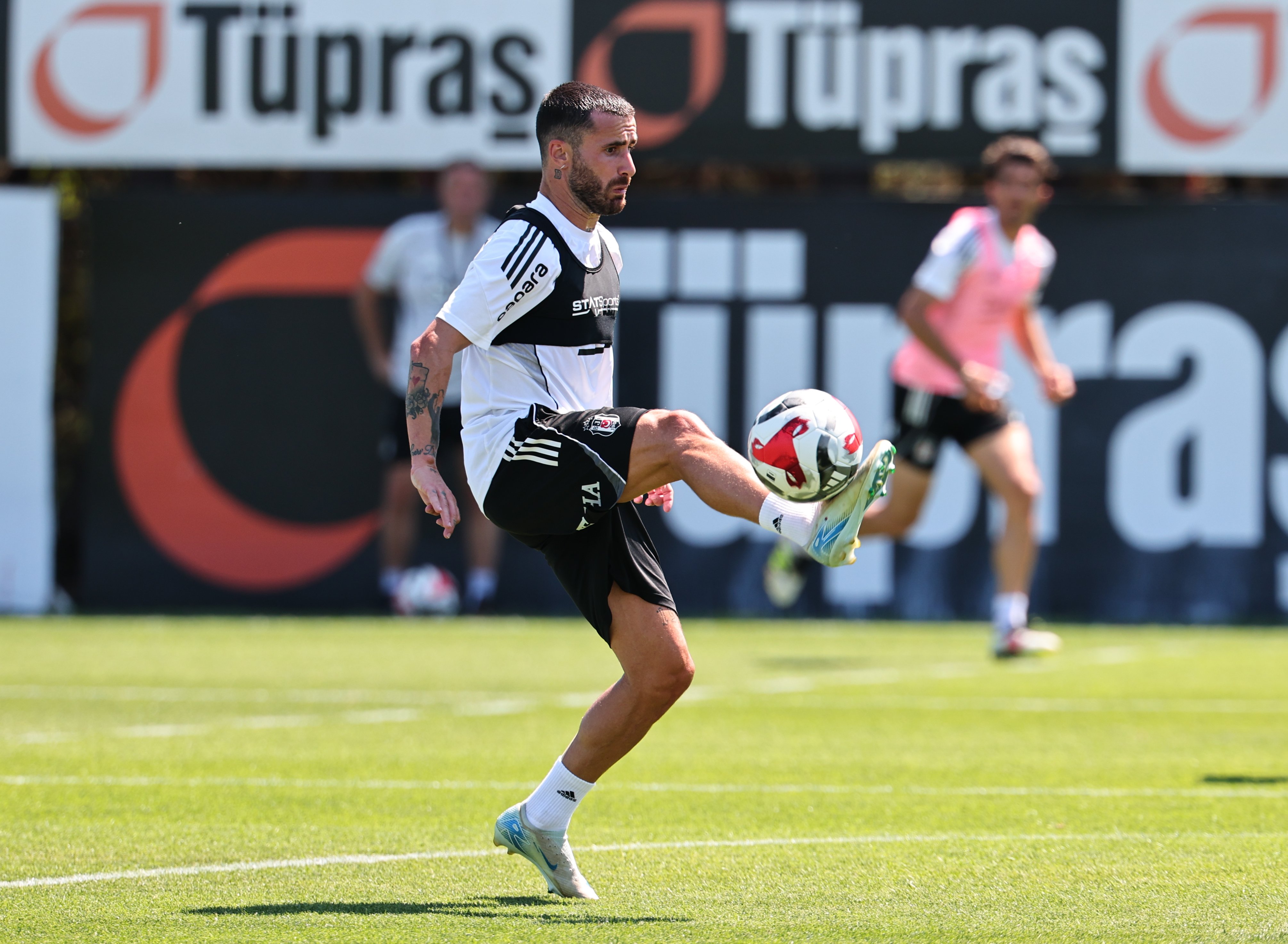 Gw X8 F E O Xs A A Vo77