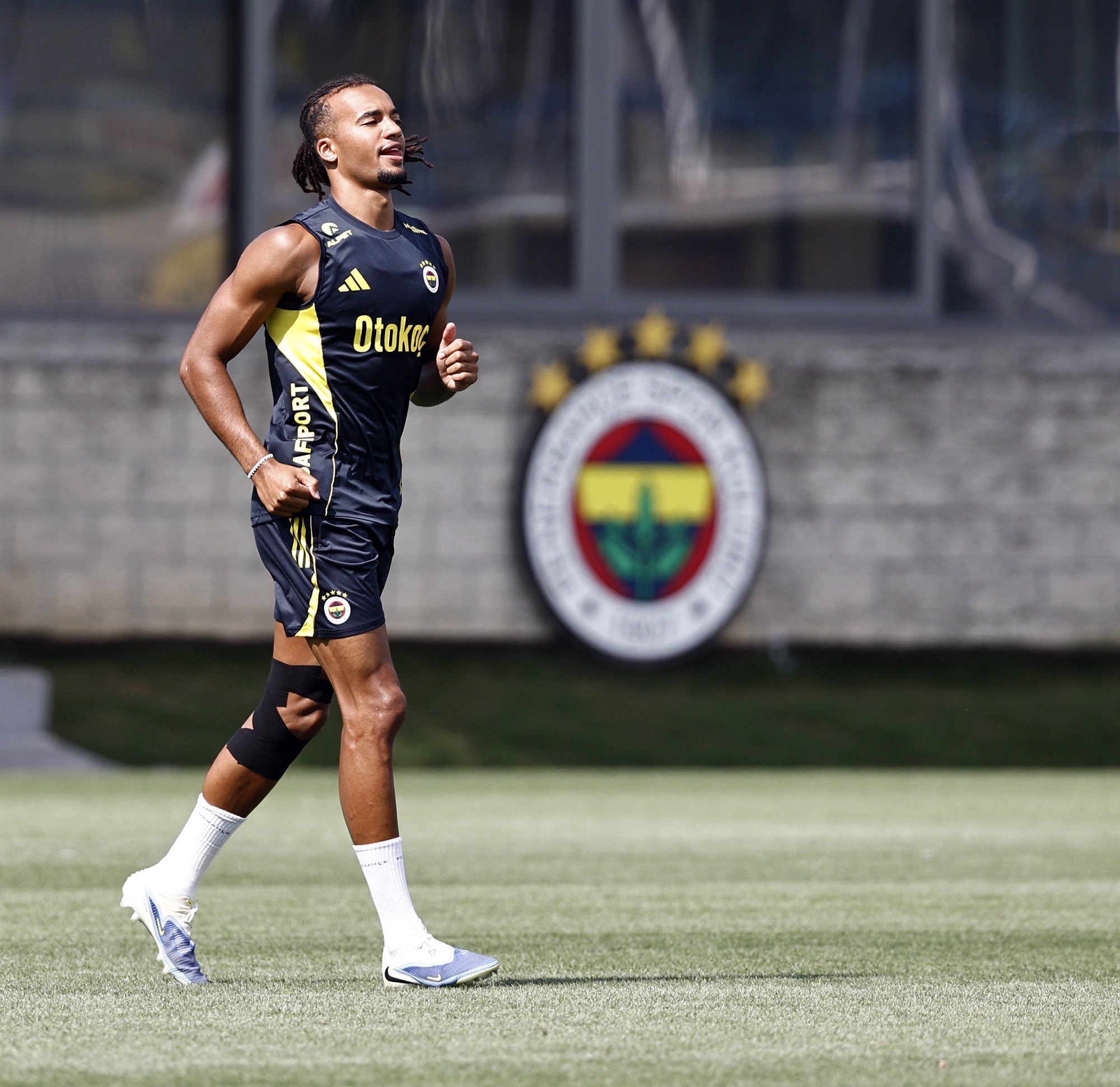 Gxbz D0 N W E A A Pz18