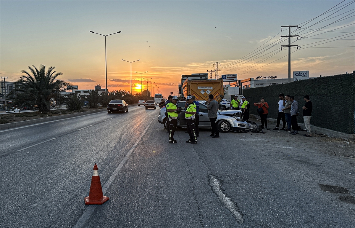 Adana'da Kamyona Çarpan Otomobildeki 2 Kişi Öldü, 1 Kişi Yaralandı 2