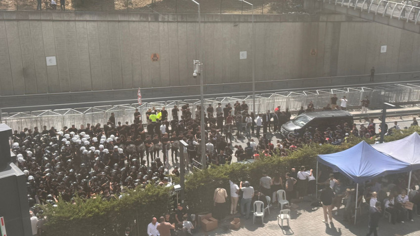 Chp Istanbul Il Baskanligi Abluka Altinda 60 Vekil Nobet Tutuyor Obev