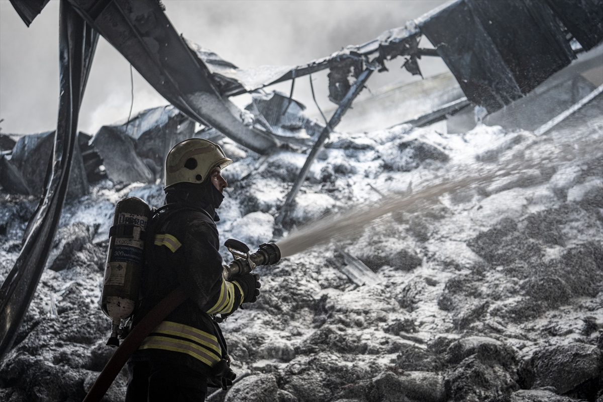 Erzurum'da Ham Madde Üretim Tesisinde Çıkan Yangınaa 20250928 39252069 39252062 Erzurumda Ham Madde Uretim Tesisinde Cikan Yangin Kontrol Altina Alindi