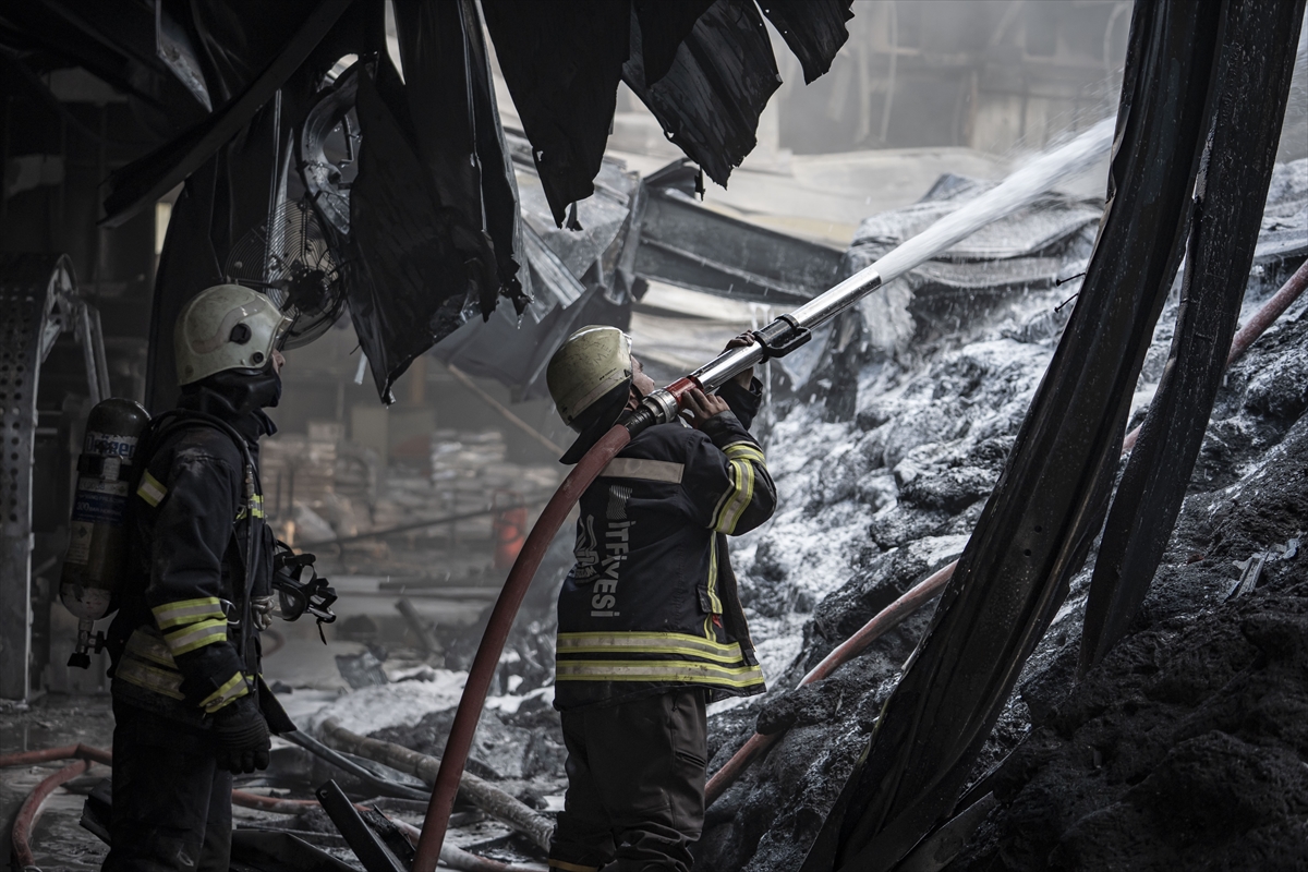 Erzurum'da Ham Madde Üretim Tesisinde Çıkan Yangınaa 20250928 39252069 39252064 Erzurumda Ham Madde Uretim Tesisinde Cikan Yangin Kontrol Altina Alindi