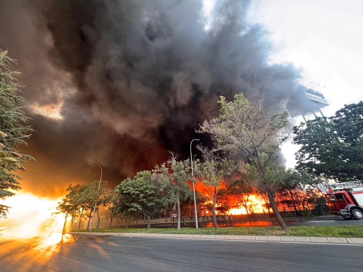 Kayserkeçefabrikasıyangın A A 20250903 39009865 39009859 K A Y S E R I D E K E C E F A B R I K A S I N D A C I K A N Y A N G I N A M U D A H A L E E D I L I Y O R