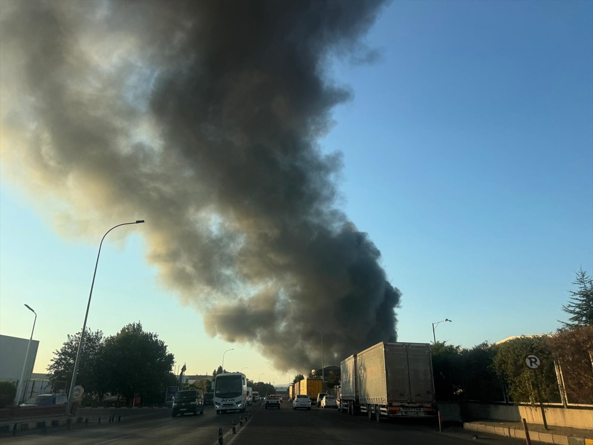 Kayserkeçefabrikasıyangın A A 20250903 39009865 39009863 K A Y S E R I D E K E C E F A B R I K A S I N D A C I K A N Y A N G I N A M U D A H A L E E D I L I Y O R