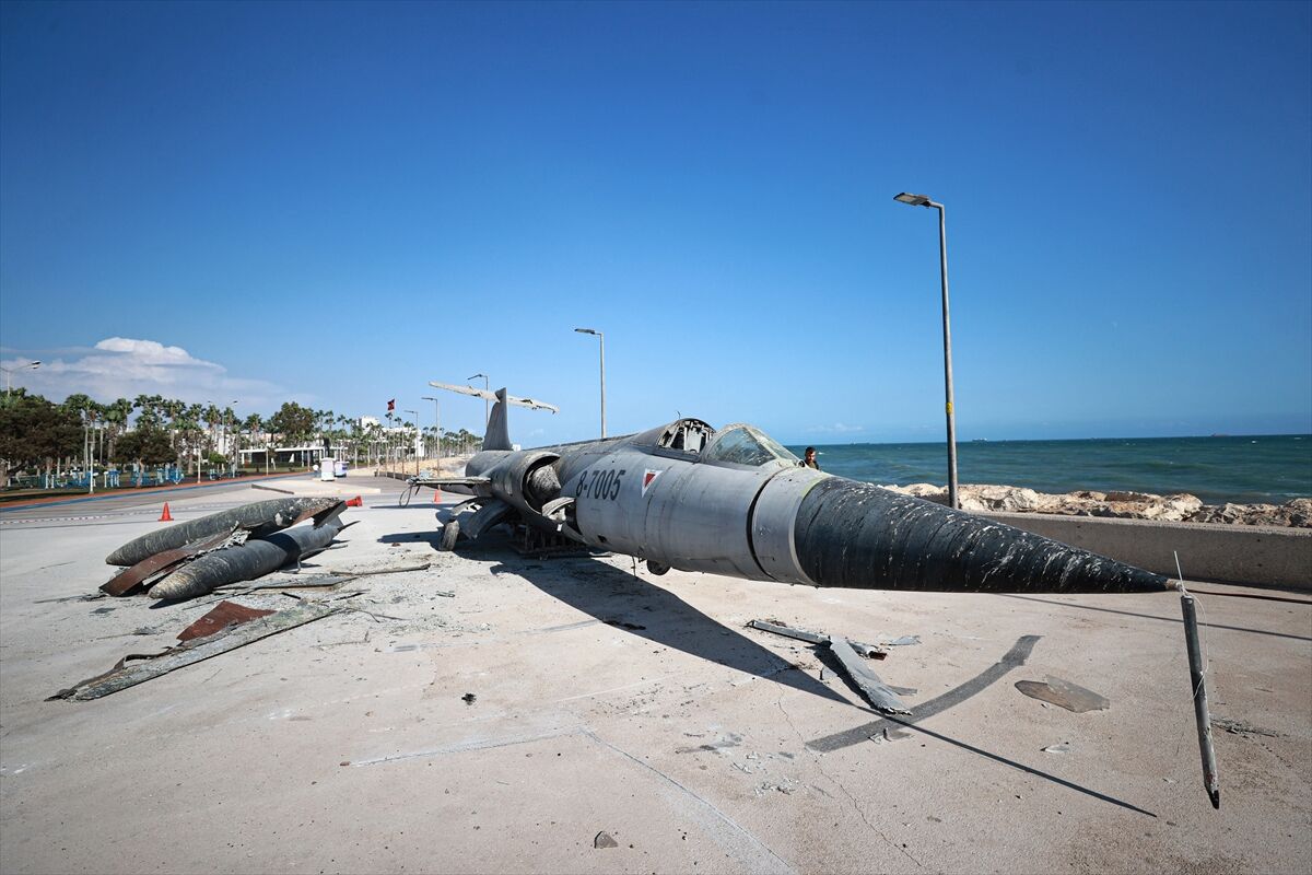 Mersin'de Sahilde Sergilenen Savaş Uçağıaa 20250930 39267245 39267237 Mersinde Sahilde Sergilenen Savas Ucagi Korozyona Ugramasi Nedeniyle Sokuldu