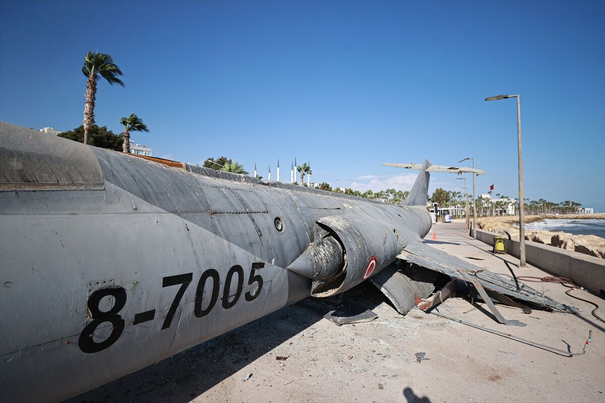 Mersin'de Sahilde Sergilenen Savaş Uçağıaa 20250930 39267245 39267241 Mersinde Sahilde Sergilenen Savas Ucagi Korozyona Ugramasi Nedeniyle Sokuldu