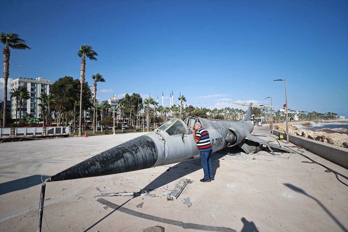 Mersin'de Sahilde Sergilenen Savaş Uçağıaa 20250930 39267245 39267243 Mersinde Sahilde Sergilenen Savas Ucagi Korozyona Ugramasi Nedeniyle Sokuldu