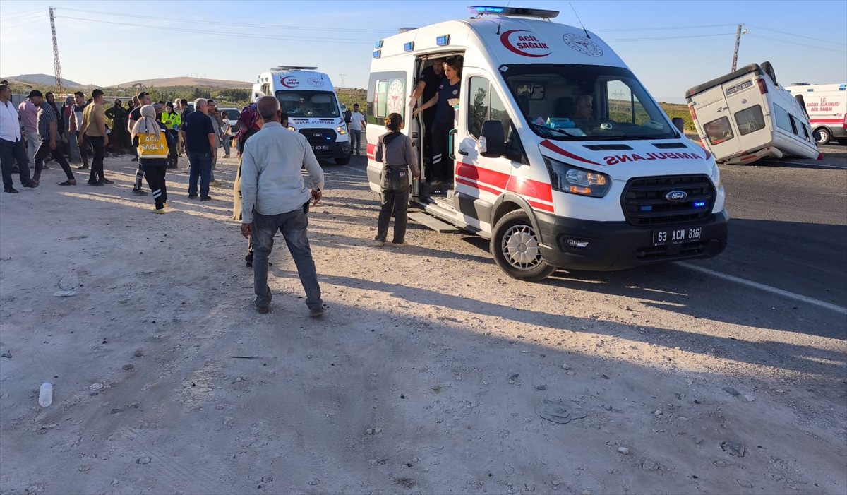 Şanlıurfa'da Tarım Işçilerini Taşıyan Minibüsün Devrilmesi Sonucu 19 Kişi Yaralandı 3