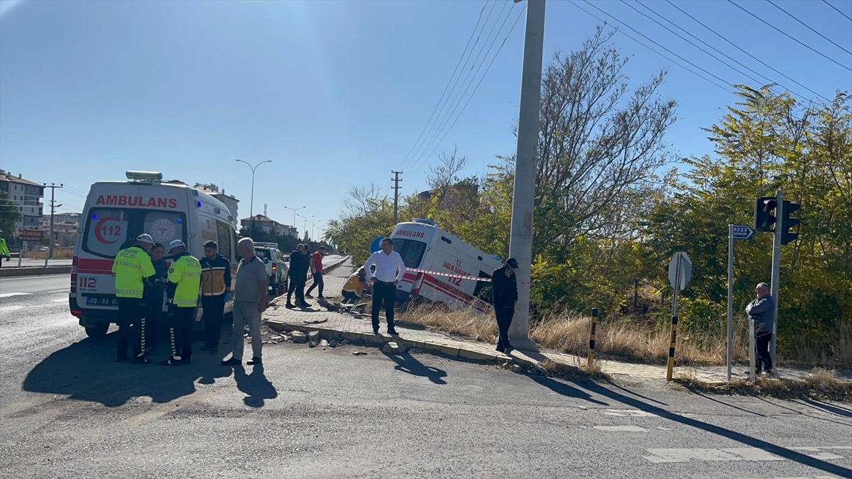 Aksaray'da Ambulans Ile Otomobilin Çarpışması Sonucu 4 Kişi Yaralandı 1