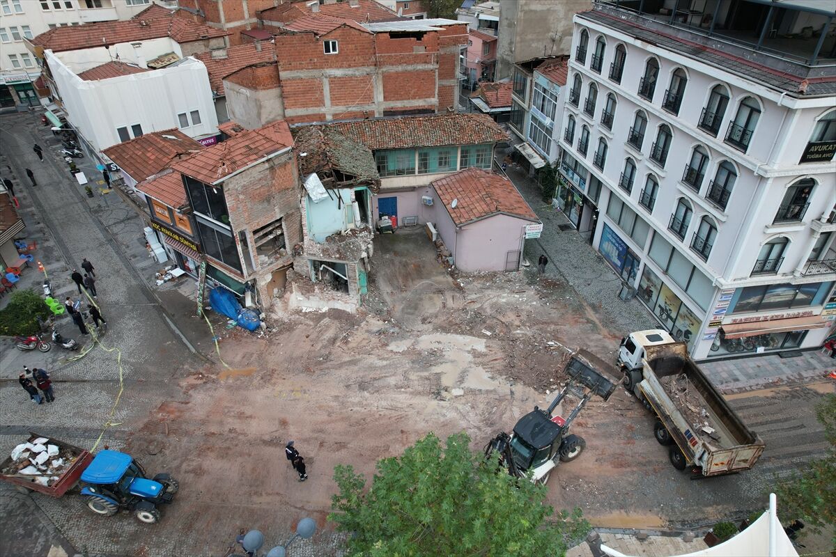 Balıkesir Sındırgı'daki Depremde Yıkılan Iş Yerinin Enkazı Kaldırıldı 2