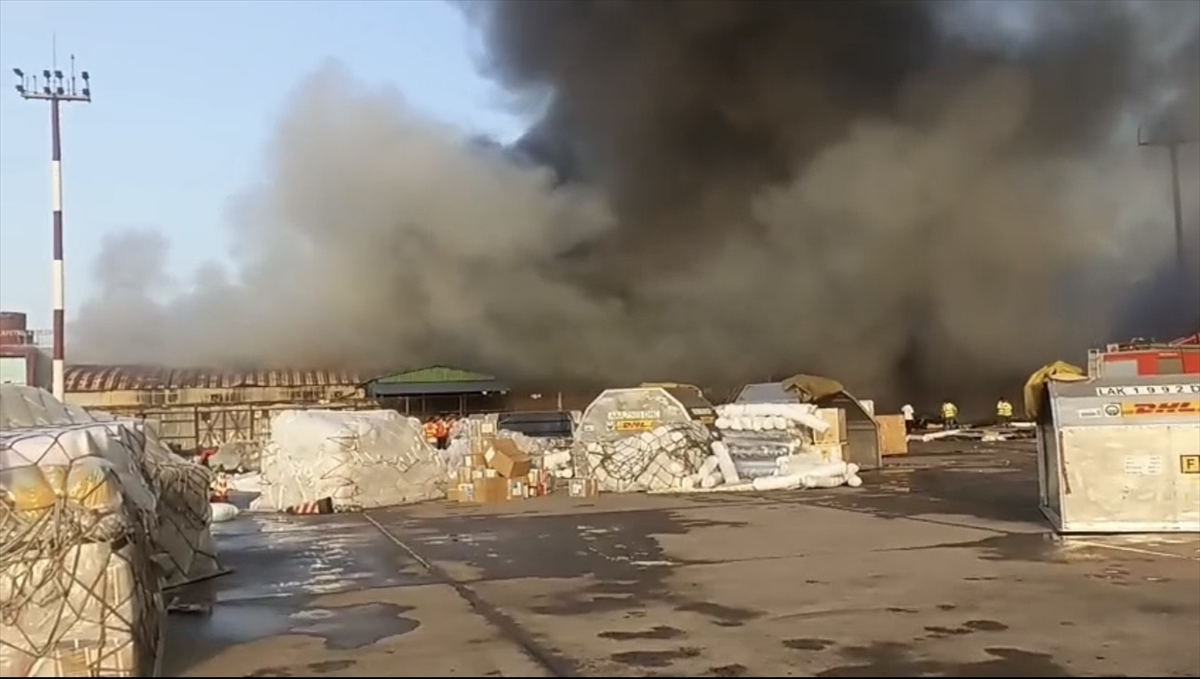 Bangladeş'in Başkenti Dakka'daki Uluslararası Havalimanında Yangıaa 20251018 39450770 39450768 Bangladesin Baskenti Dakkadaki Uluslararasi Havalimaninda Yangin Cikti
