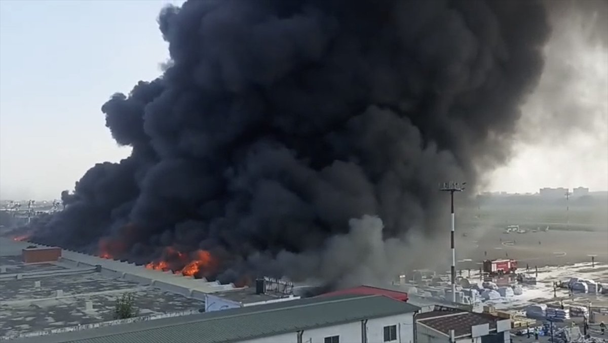 Bangladeş'in Başkenti Dakka'daki Uluslararası Havalimanında Yangıaa 20251018 39450770 39450769 Bangladesin Baskenti Dakkadaki Uluslararasi Havalimaninda Yangin Cikti