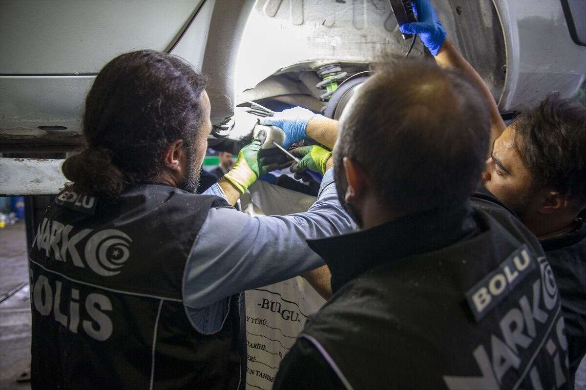 Bolu'da Durdurulan Otomobilde 7 Kilo 150 Gram Sentetik Uyuşturucu Ele Geçirildi 3