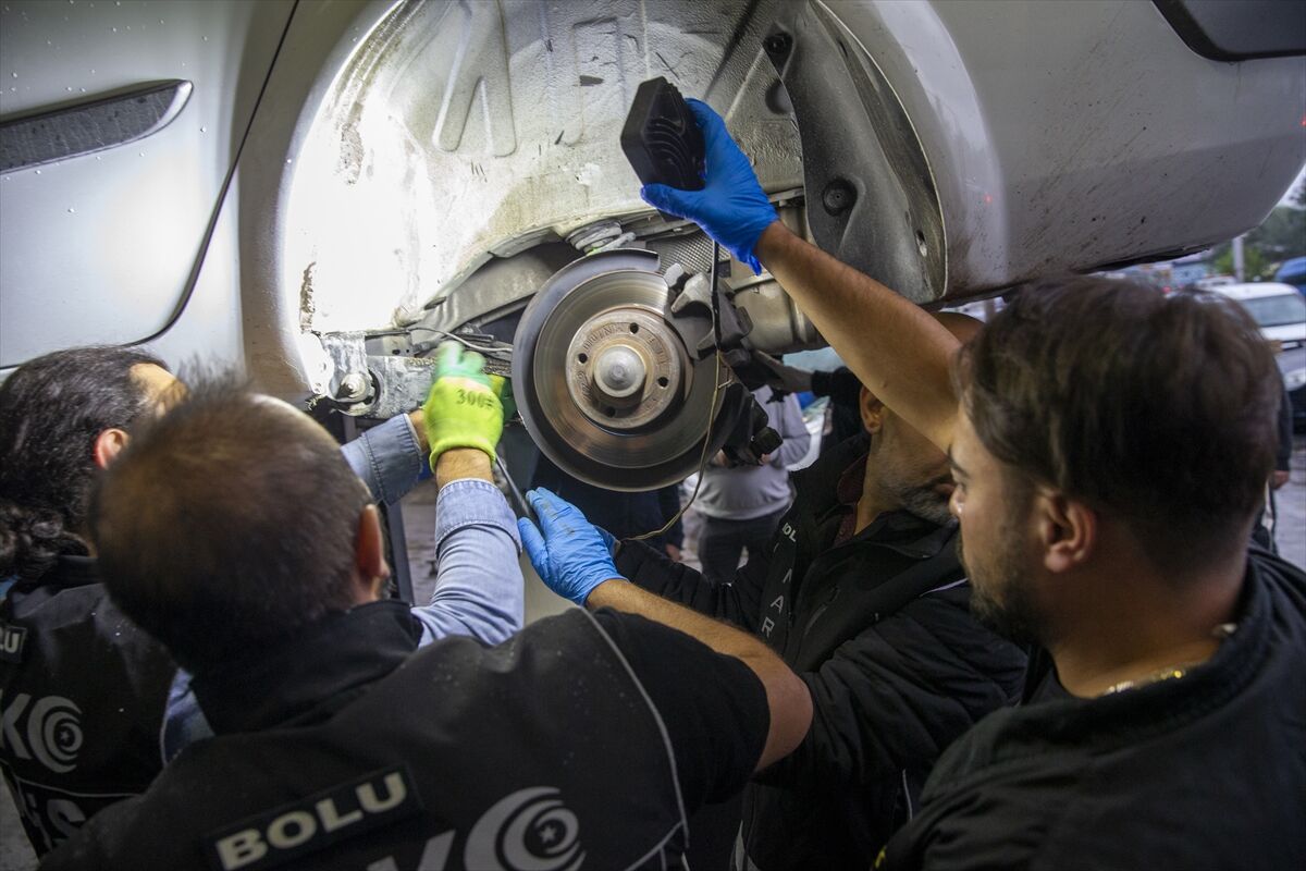 Bolu'da Durdurulan Otomobilde 7 Kilo 150 Gram Sentetik Uyuşturucu Ele Geçirildi 4