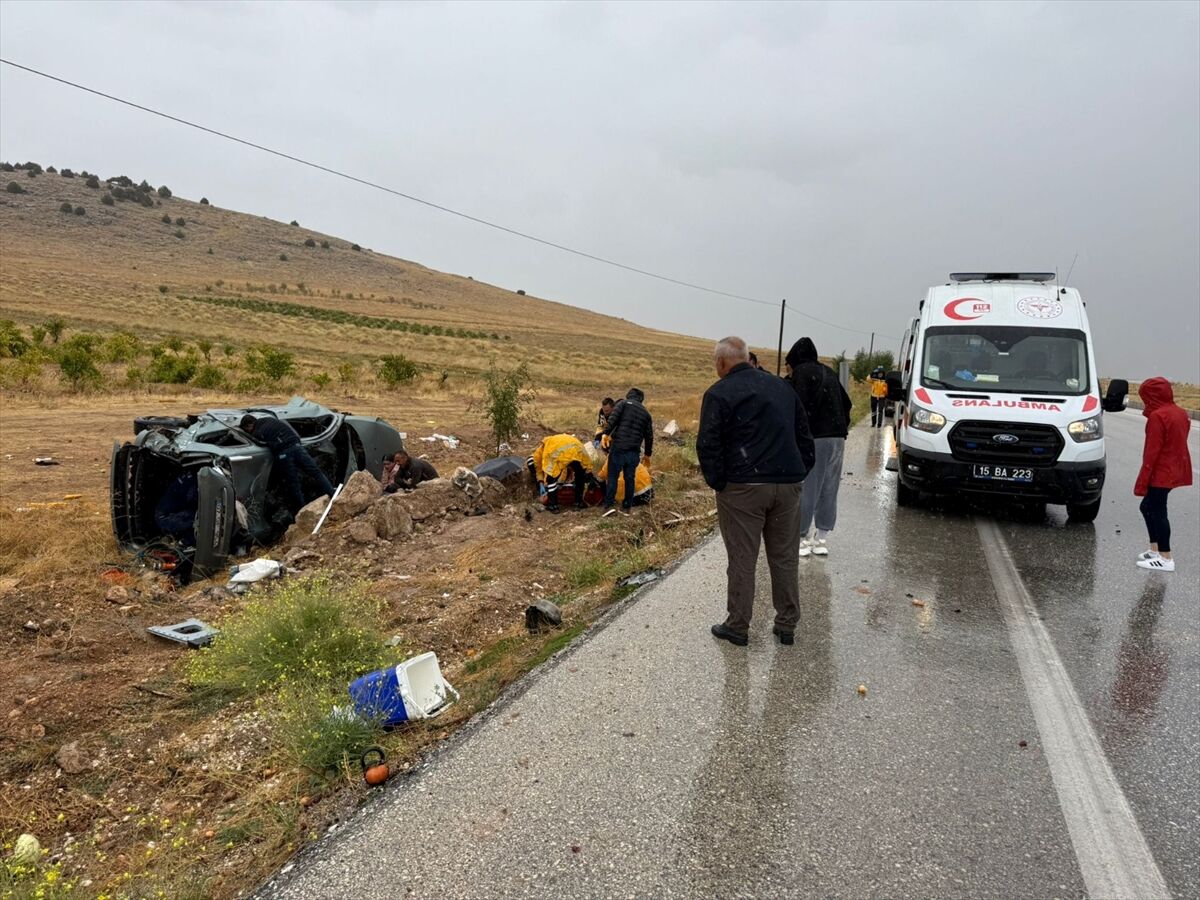 Burdur'da Otomobilin Şarampole Devrildiği Kaza3