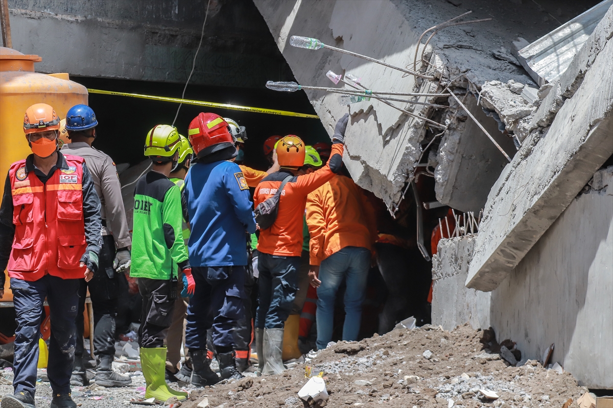 Endonezya'daki Okul Binasının Çökmesiaa 20251001 39274111 39274101 Endonezyadaki Okul Binasinin Cokmesinin Ardindan Arama Kurtarma Calismalari Suruyor