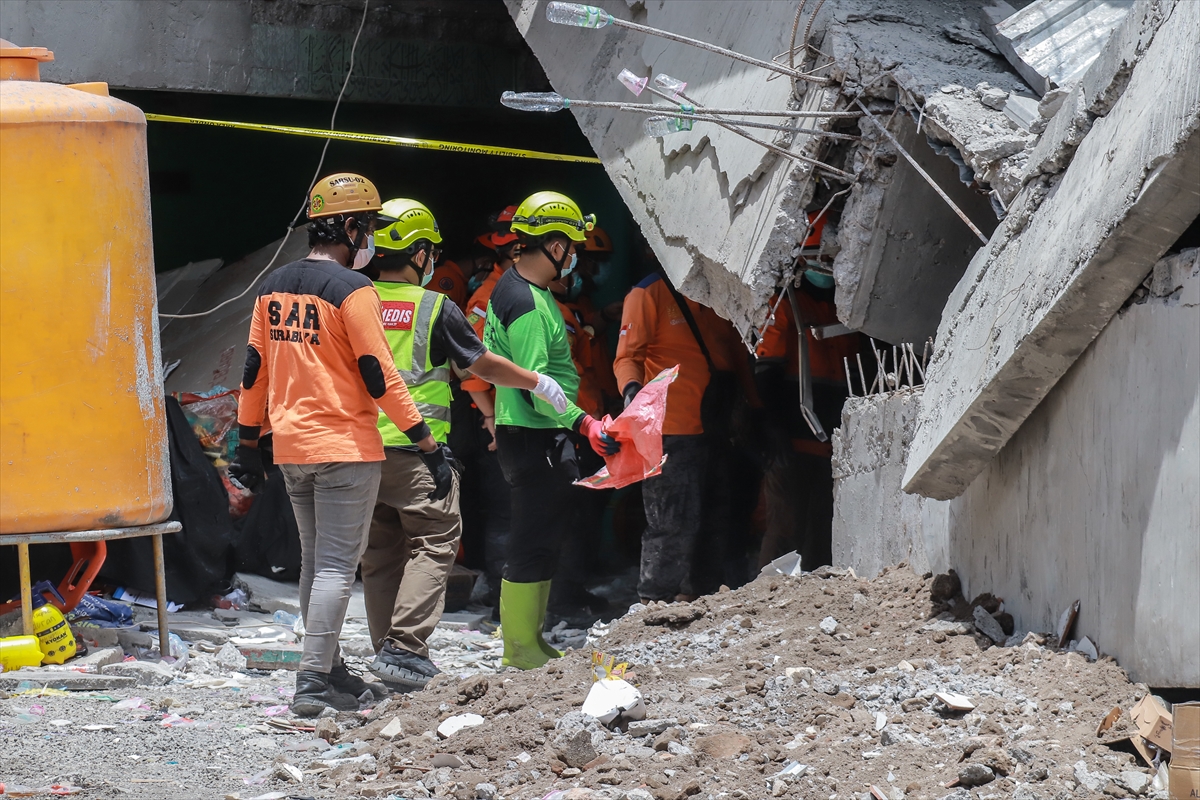 Endonezya'daki Okul Binasının Çökmesiaa 20251001 39274111 39274103 Endonezyadaki Okul Binasinin Cokmesinin Ardindan Arama Kurtarma Calismalari Suruyor