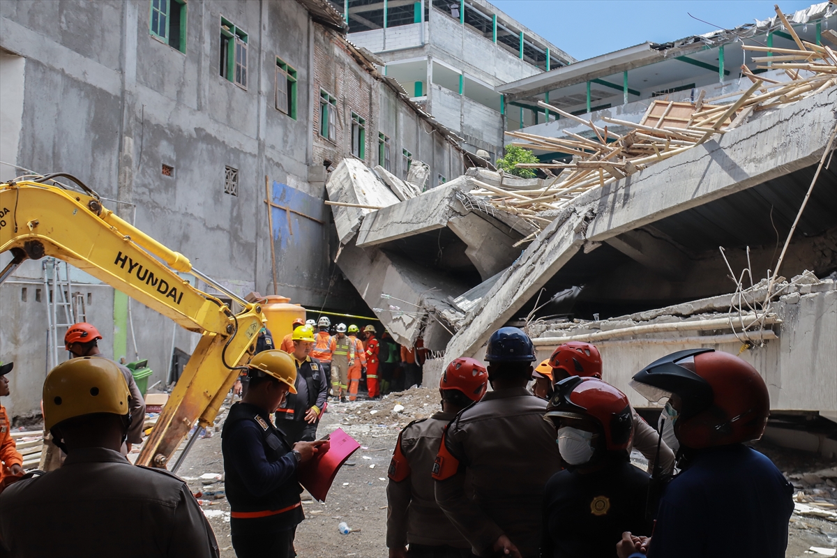 Endonezya'daki Okul Binasının Çökmesiaa 20251001 39274111 39274104 Endonezyadaki Okul Binasinin Cokmesinin Ardindan Arama Kurtarma Calismalari Suruyor