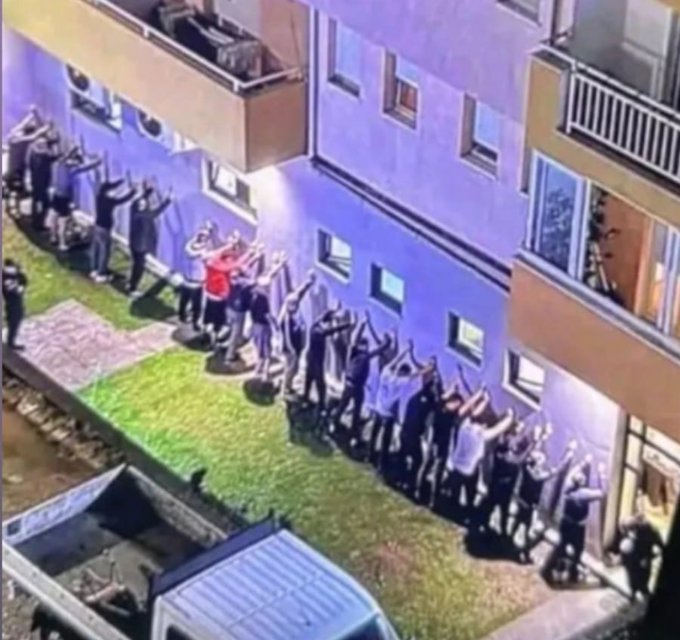 G4 Q R E Wu W E A A M Azt