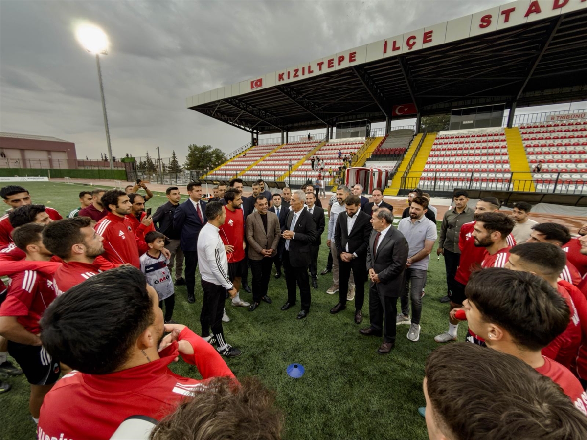 Galatasaray Kulübü Başkanı Özbek, Antrenman Yapan Mardin 1969 Spor'u Ziyaret Etti 1