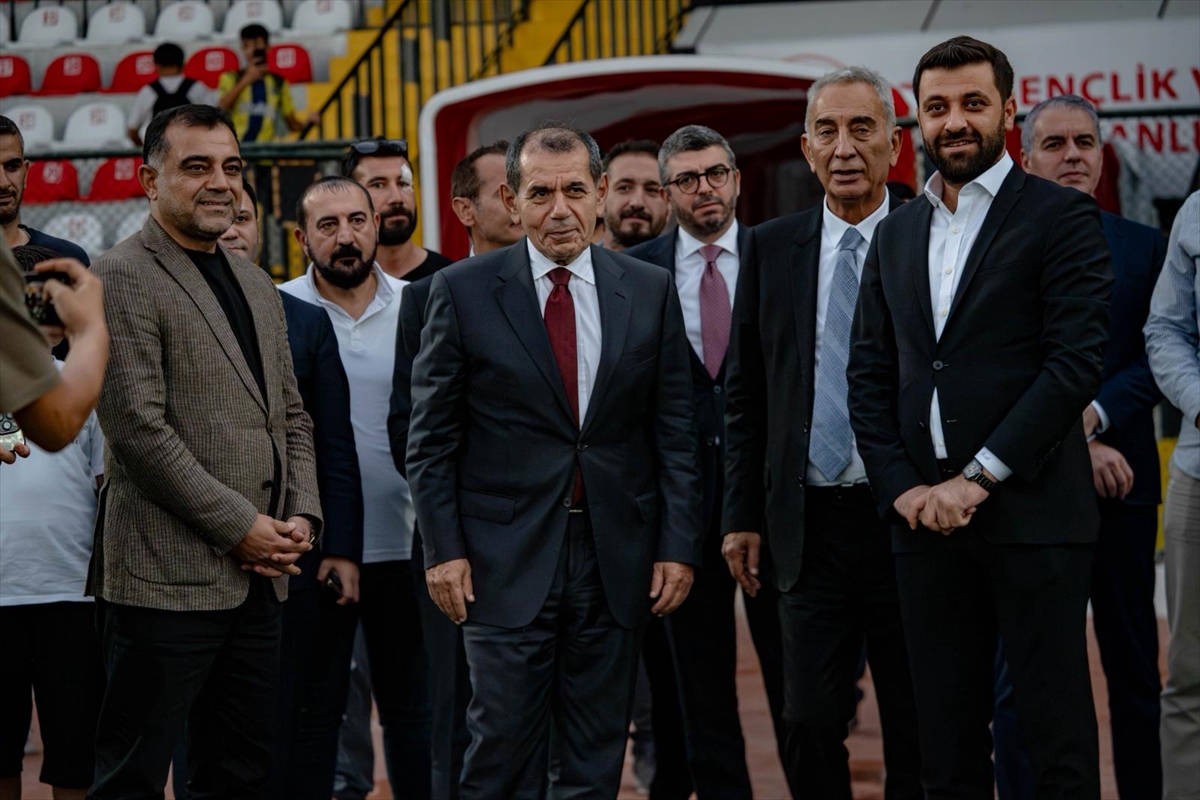 Galatasaray Kulübü Başkanı Özbek, Antrenman Yapan Mardin 1969 Spor'u Ziyaret Etti 3