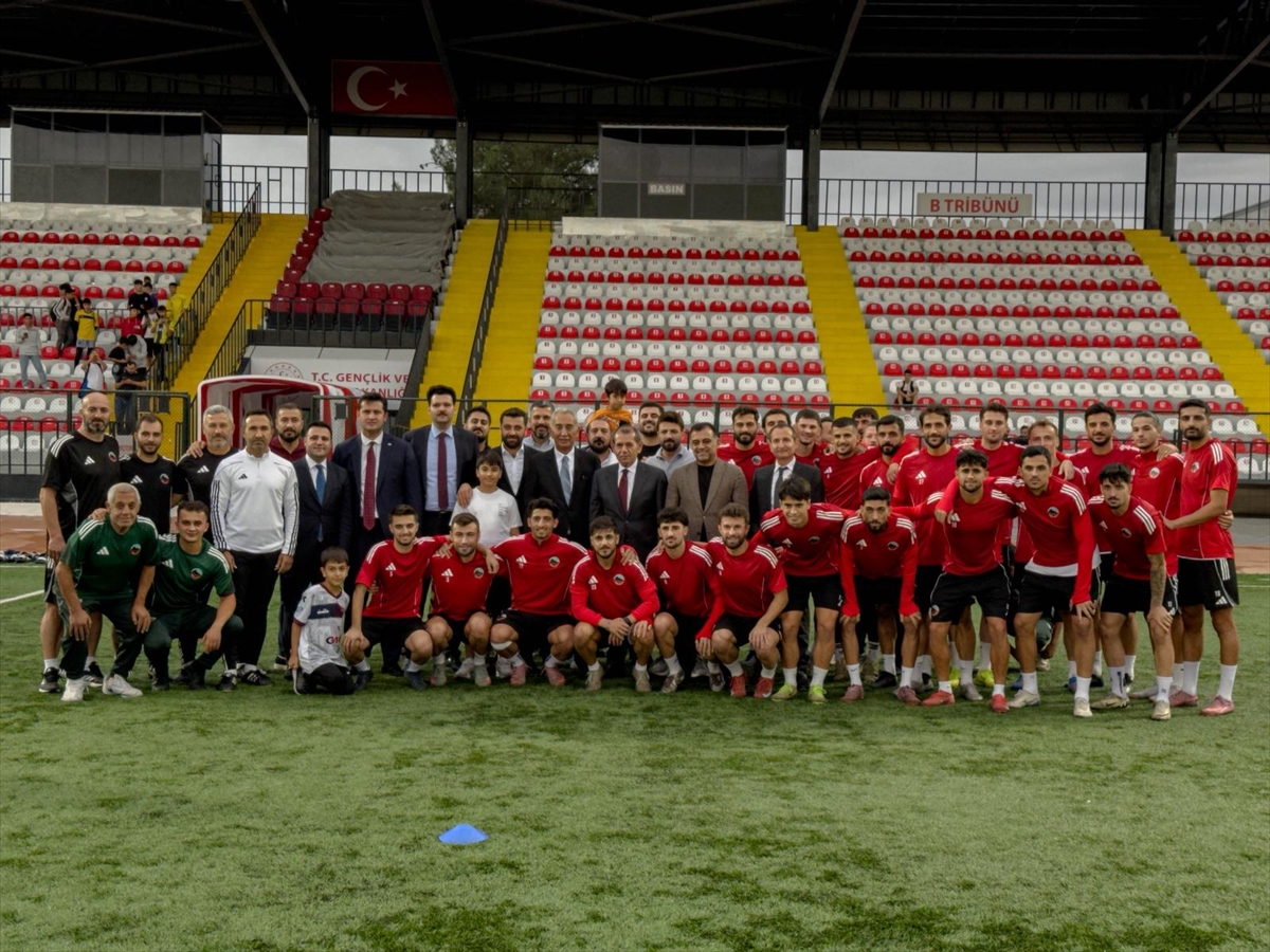 Galatasaray Kulübü Başkanı Özbek, Antrenman Yapan Mardin 1969 Spor'u Ziyaret Etti 4