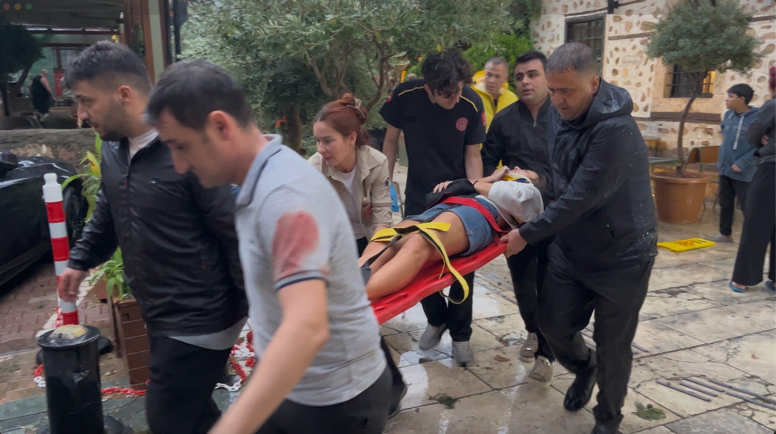 Sağanak Ve Rüzgar Aniden Bastırdı, Devrilen Ağacın Altında Kalan 3 Kişi Yaralandı 1