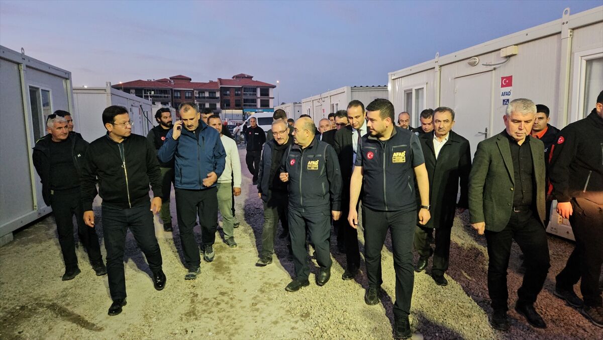 Sındırgı'da Konteyner Kentaa 20251031 39579745 39579739 61Lik Depremlerden Etkilenen Sindirgida Konteyner Kent Kurulumu Araliksiz Suruyor