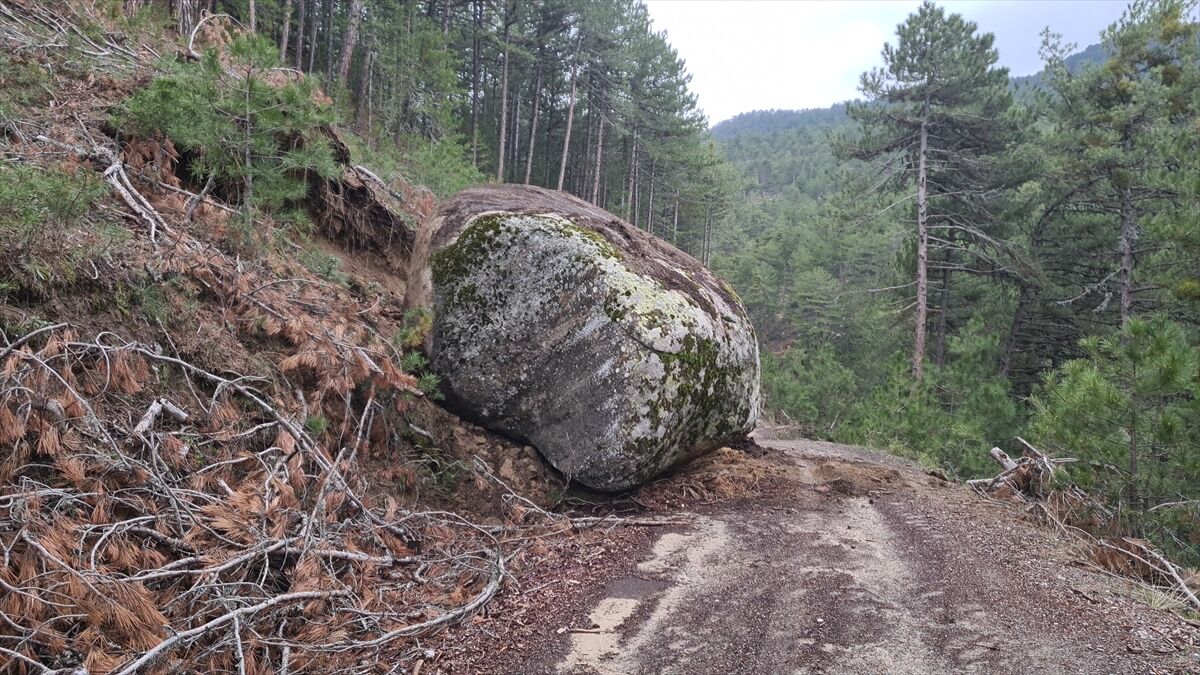 Sındırgı'daki Depremin Ardından Kütahya'da Yamaçtan Kopan Kaya Yolu Kapattı 2