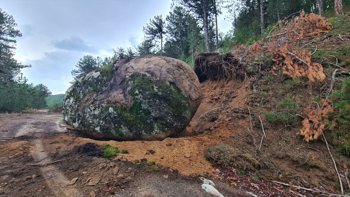 Sındırgı'daki Depremin Ardından Kütahya'da Yamaçtan Kopan Kaya Yolu Kapattı 3