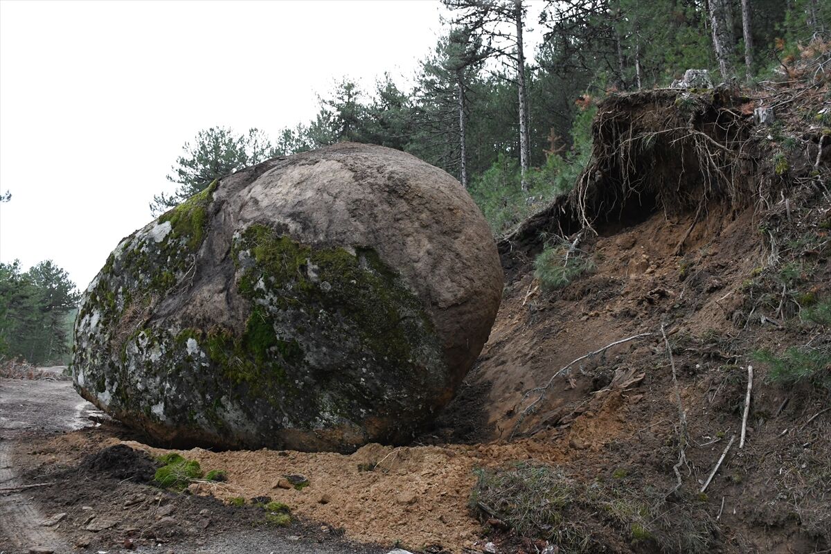 Sındırgı'daki Depremin Ardından Kütahya'da Yamaçtan Kopan Kaya Yolu Kapattı 4