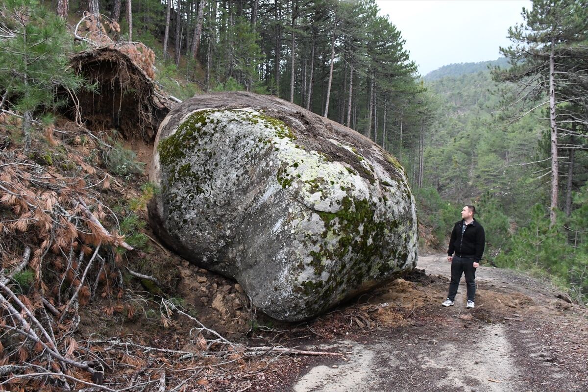 Sındırgı'daki Depremin Ardından Kütahya'da Yamaçtan Kopan Kaya Yolu Kapattı 5
