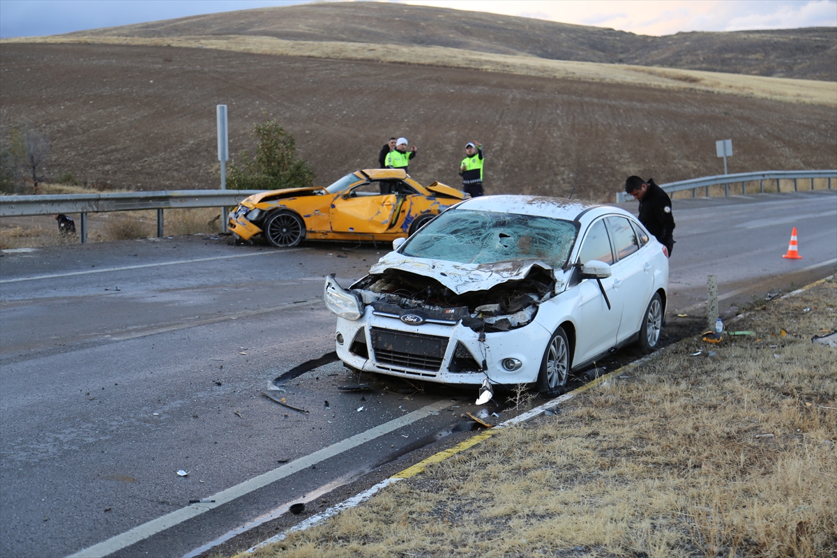 Sivas'ta Iki Otomobilin Çarpıştığı Kaza3