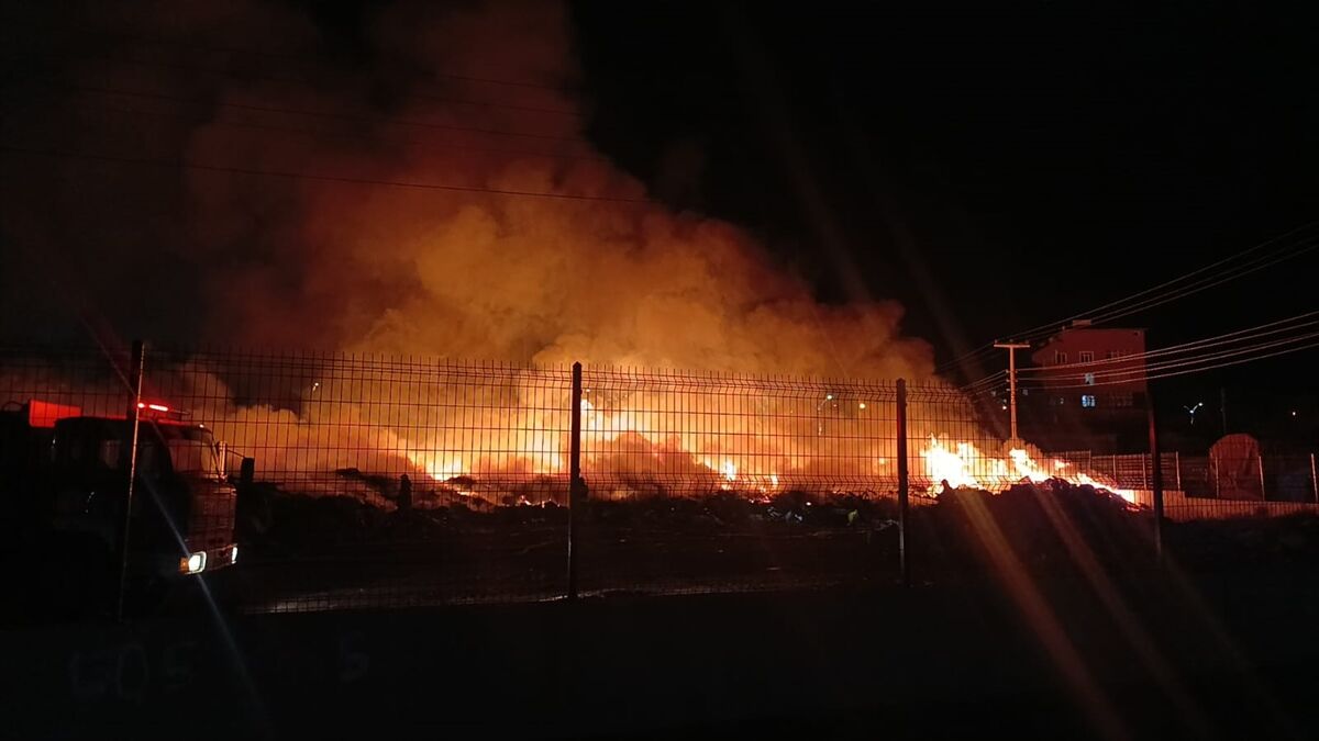 Tekirdağ'da Atık Toplama Merkezinde Çıkan Yangın1