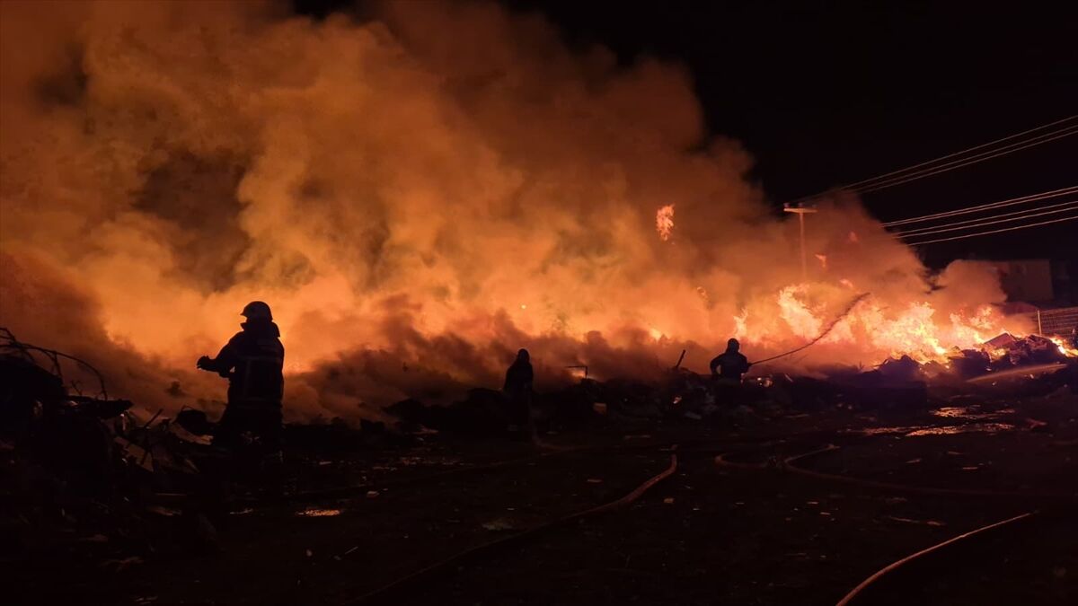 Tekirdağ'da Atık Toplama Merkezinde Çıkan Yangın2