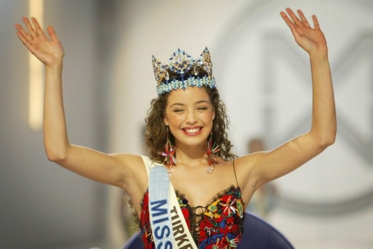 1759637 Azra Akin Guzellik Yarismasina Nasil Katildigini Anlatti 671Cec987Bcaa